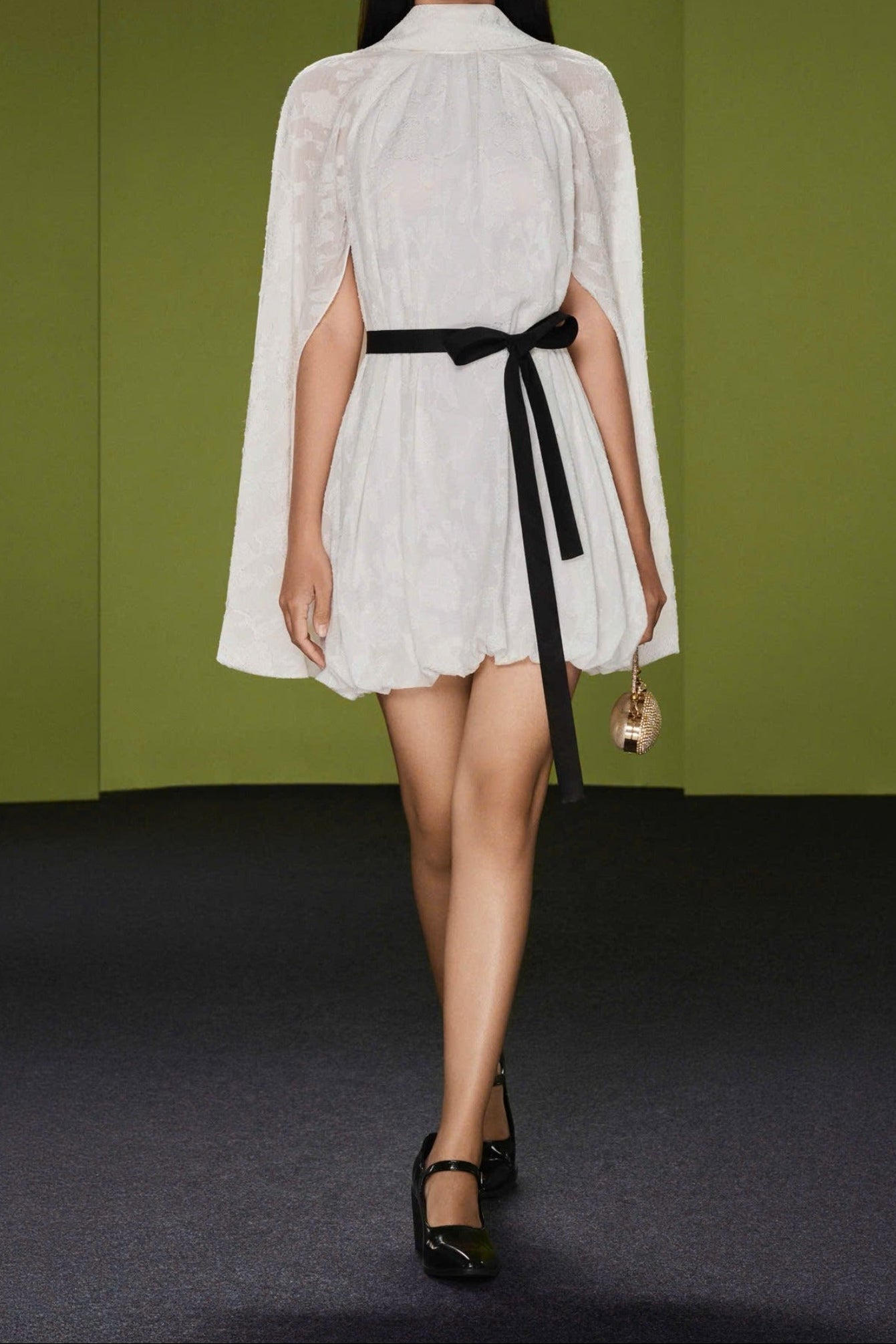 Minivestido con mangas capa