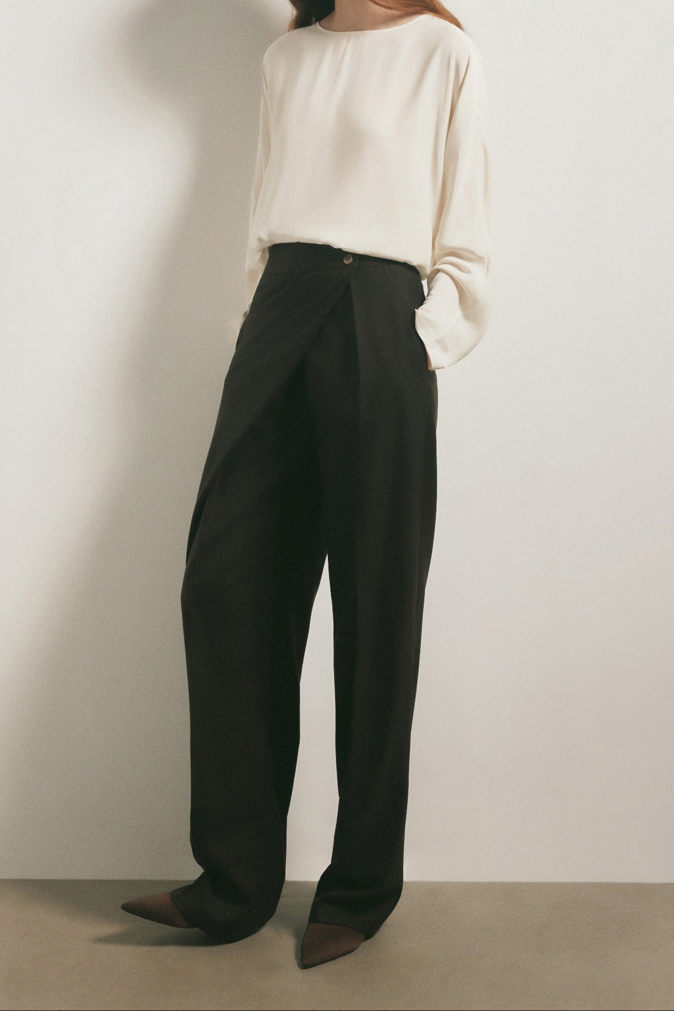 Pantalones con bolsillos en las costuras