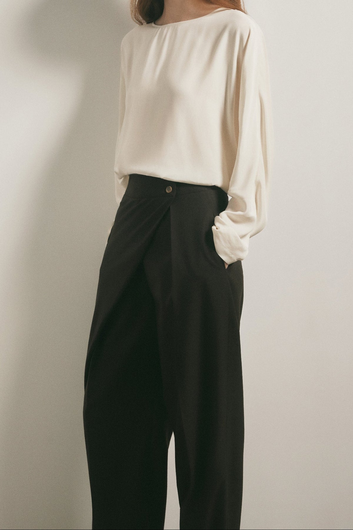 Pantalones con bolsillos en las costuras