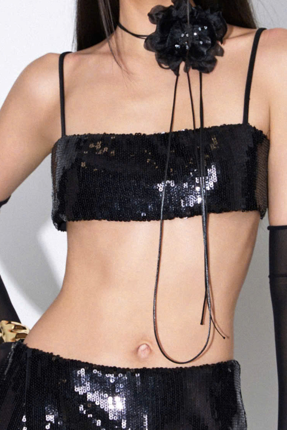 Bralette corto con lentejuelas y tirantes finos
